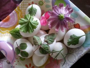 Πασχαλινά αυγά με κρεμυδόφυλλα